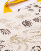 Load image into Gallery viewer, Honey Bee Canvas Shoulder Tote